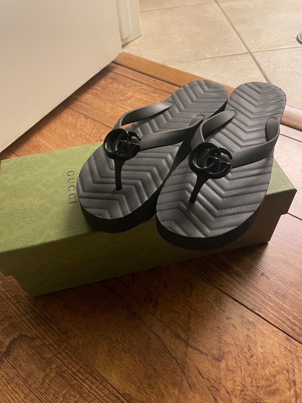 📌SALE📌 Gucci GG flip flop sandals • platform • thong Shoes • authentic - Picture 6 of 7